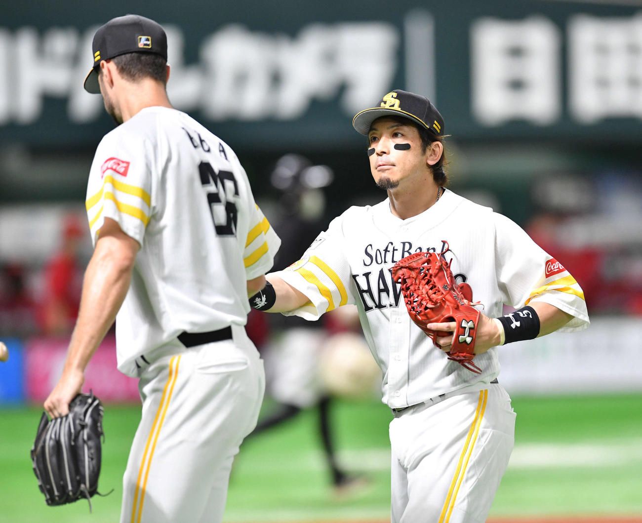 ソフトバンク対広島　1回表広島の攻撃を抑えたレイ（左）とタッチを交わす松田（撮影・岩下翔太）