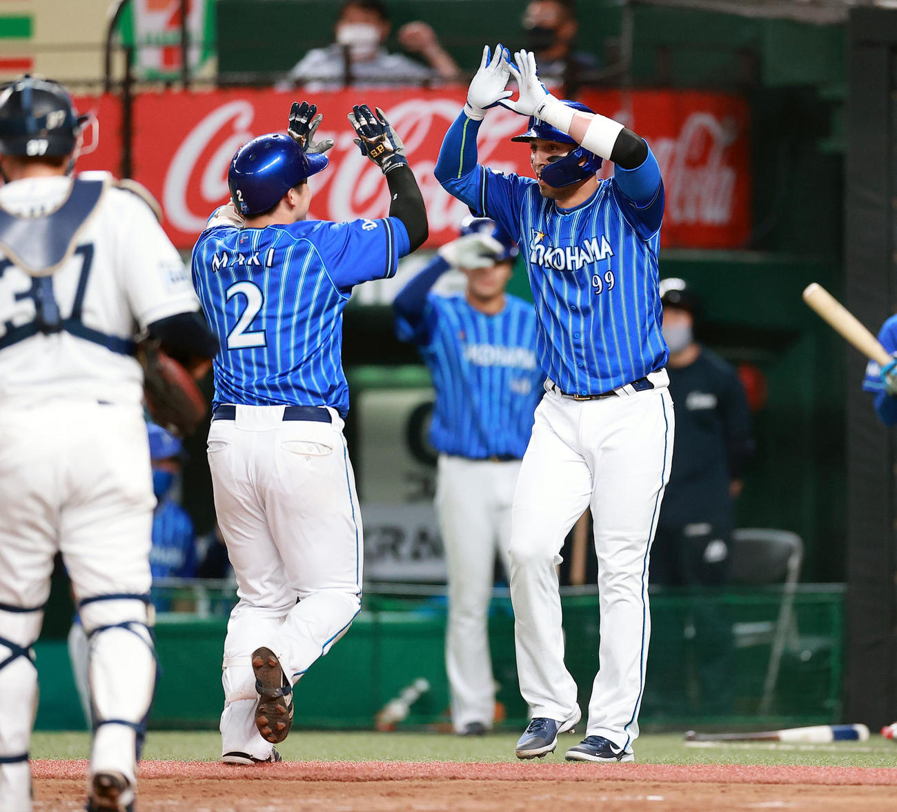 西武対DeNA 4回表DeNA無死一塁、牧（背番号2）が右越え2点本塁打を放ち、ハイタッチで迎えるソト（撮影・浅見桂子）