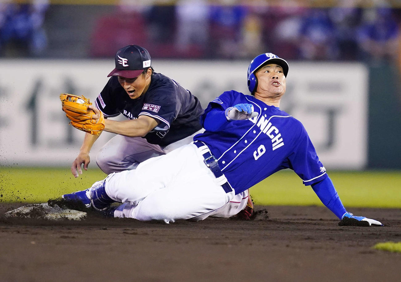 楽天対中日　4回表中日1死二塁、右適時打を放ち二塁を狙うもアウトとなる福留（撮影・菅敏）