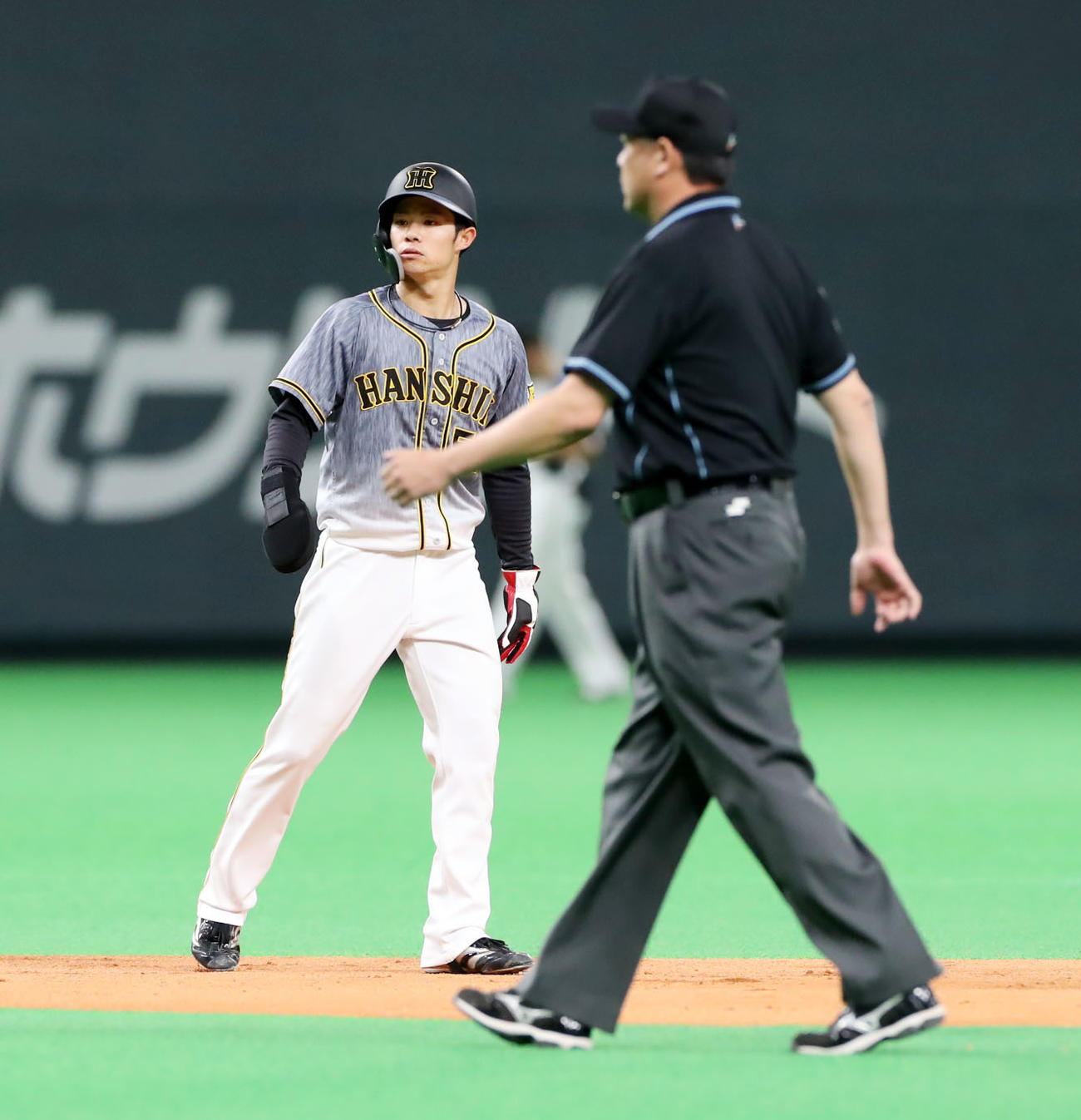 日本ハム対阪神　7回表阪神2死一塁、一塁走者中野は二塁盗塁を決める（撮影・加藤哉）