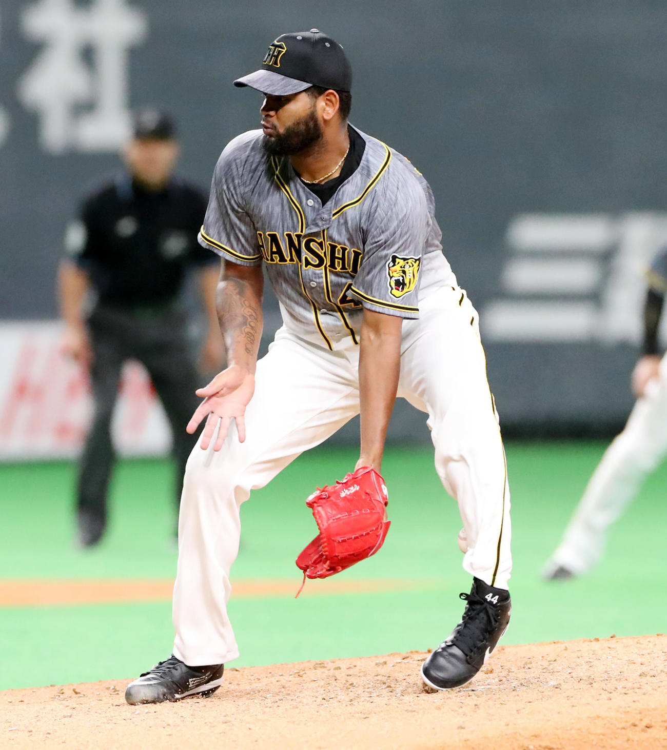 日本ハム対阪神　7回裏日本ハム無死、アルカンタラは近藤の打球を左足ふくらはぎ付近に受け負傷交代する（撮影・加藤哉）