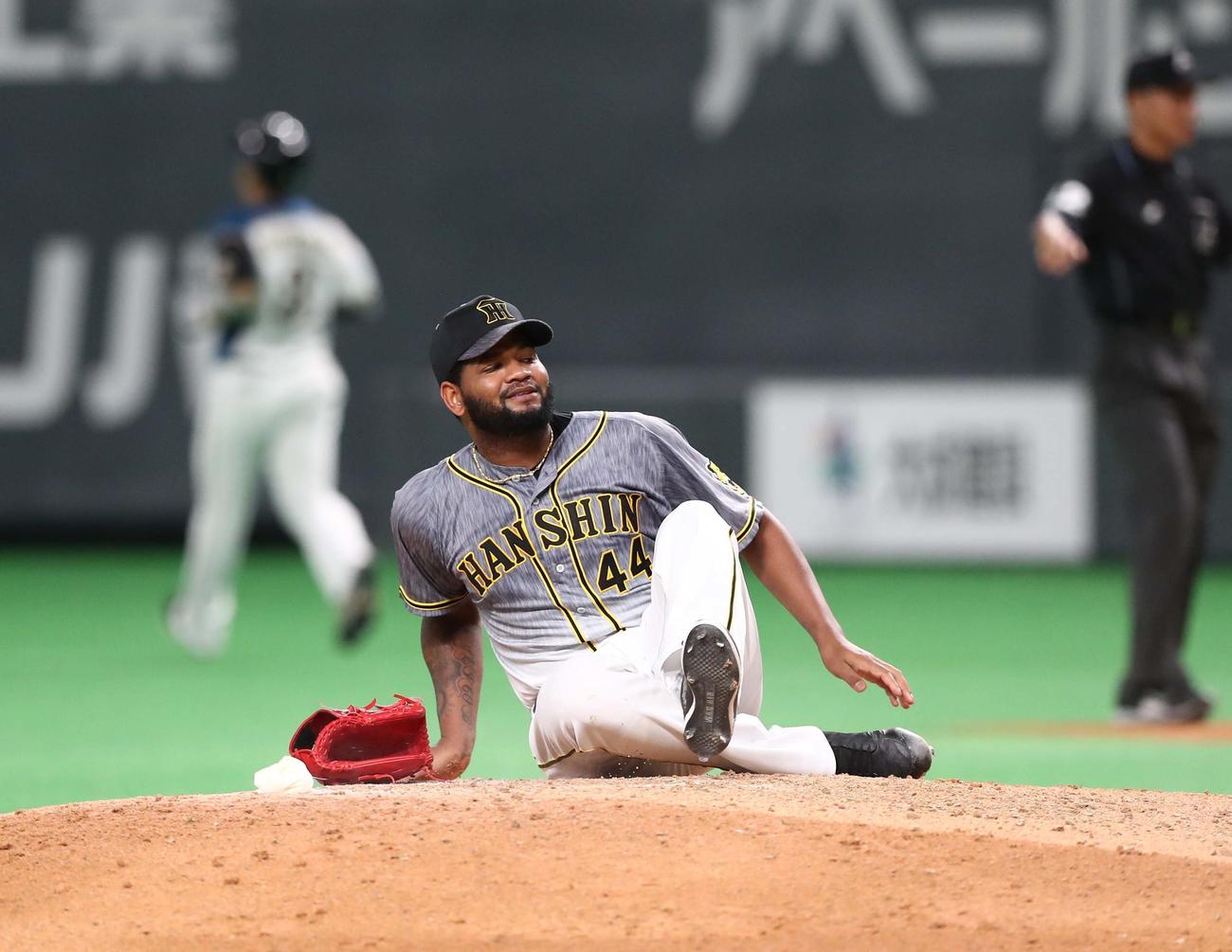 日本ハム対阪神　7回裏、近藤の打球を足に当て倒れるアルカンタラ（撮影・黒川智章）