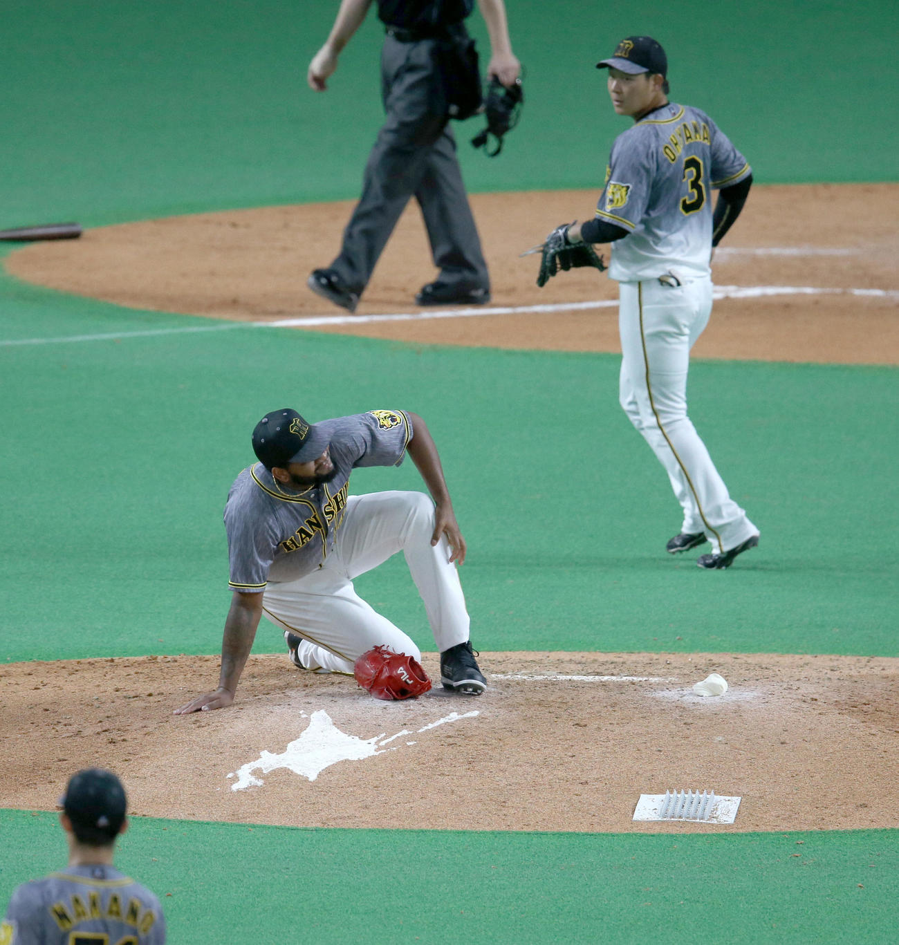 日本ハム対阪神　7回裏日本ハム無死、近藤の打球が当たる阪神アルカンタラ（中央）（撮影・佐藤翔太）