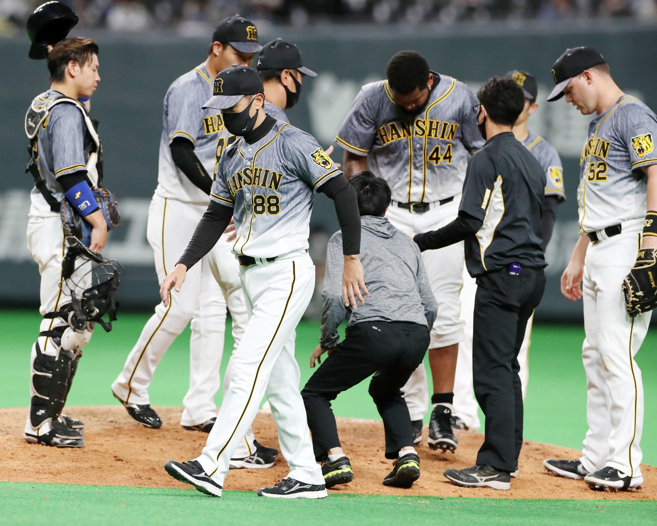 日本ハム対阪神　7回裏日本ハム無死、アルカンタラは近藤の打球を左足ふくらはぎ付近に受け負傷交代となり、心配そうにマウンドからベンチは戻る矢野監督（撮影・加藤哉）