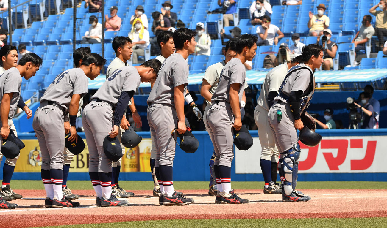 準々決勝、慶大対関学大　試合終了で試合終了し一礼する慶大ナイン（手前）と関学大ナイン（撮影・柴田隆二）