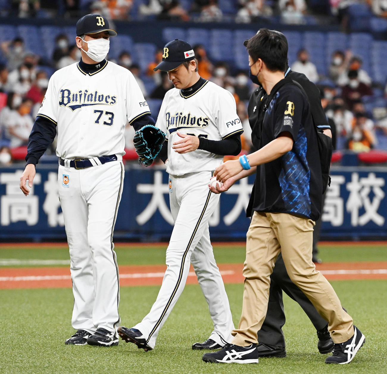 オリックス対巨人　7回表巨人2死一塁、松原の打球が当たった能見は交代する（撮影・前岡正明）