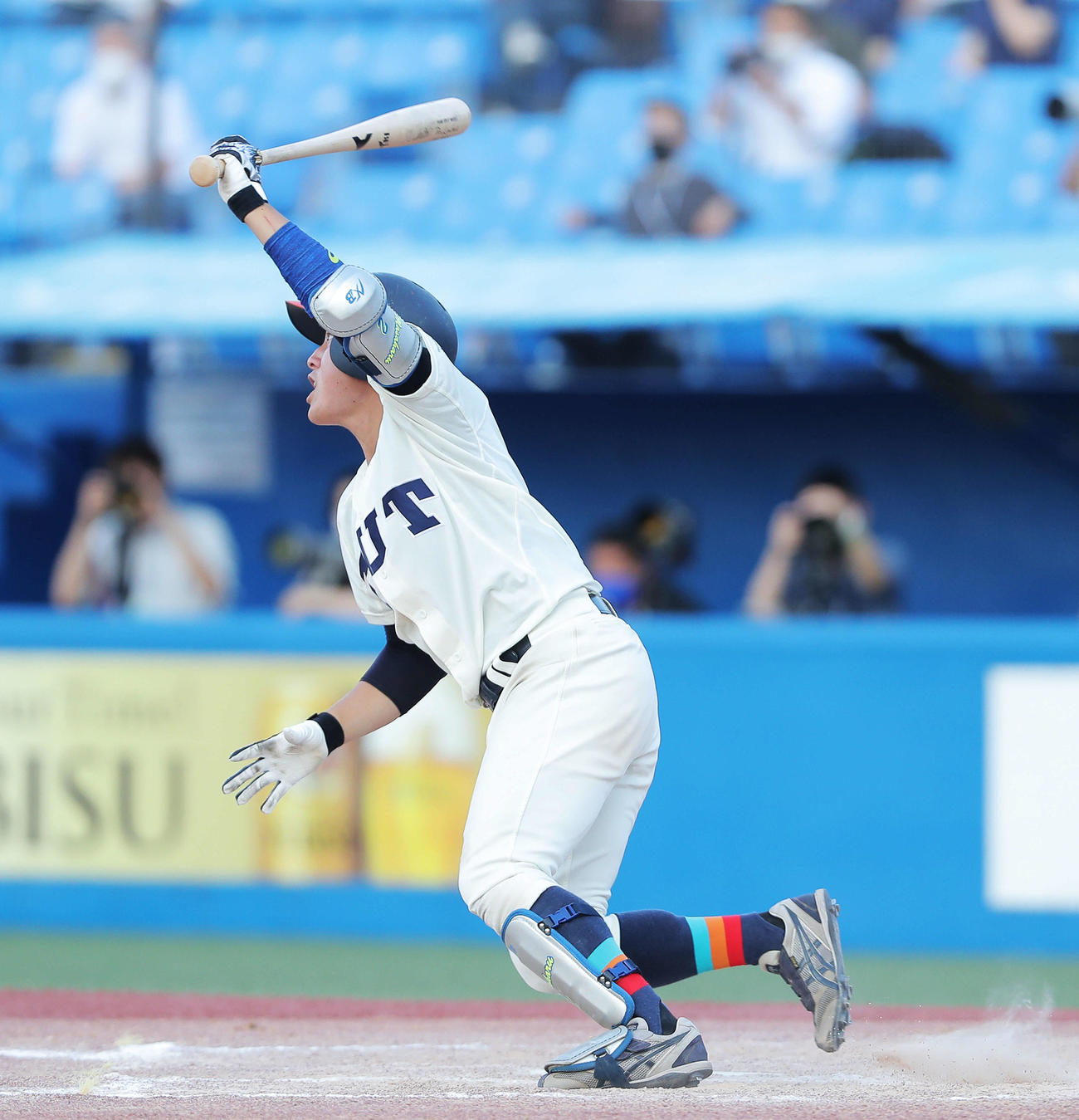 福井工大対名城大　9回表福井工大無死満塁、中越え満塁ランニング本塁打を放つ伊藤（撮影・河田真司）