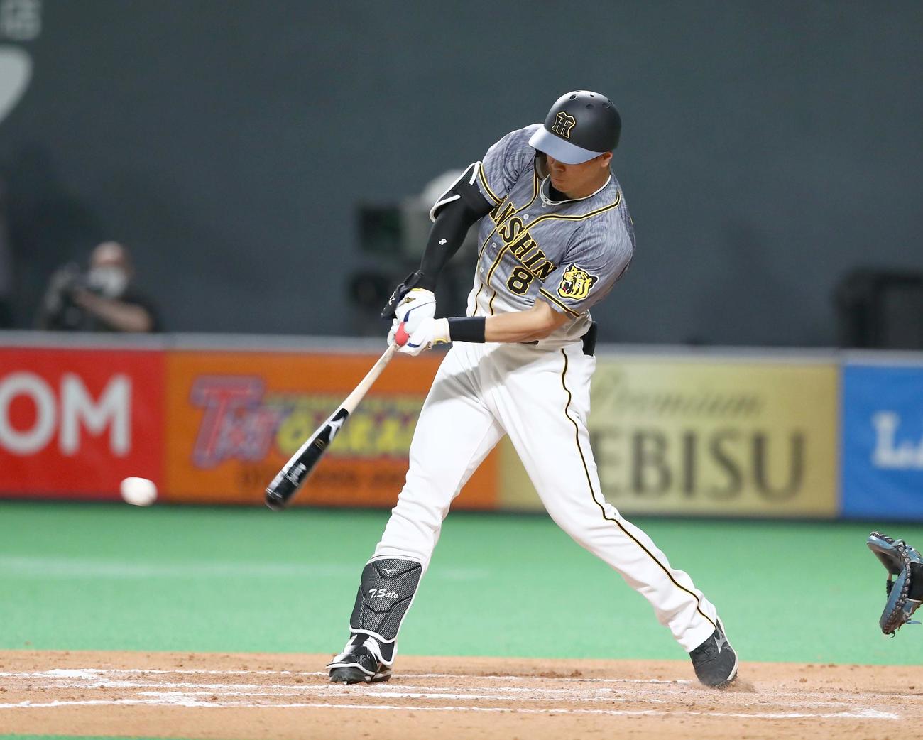 日本ハム対阪神　8回表阪神1死、右越え二塁打を放つ佐藤輝（撮影・黒川智章）