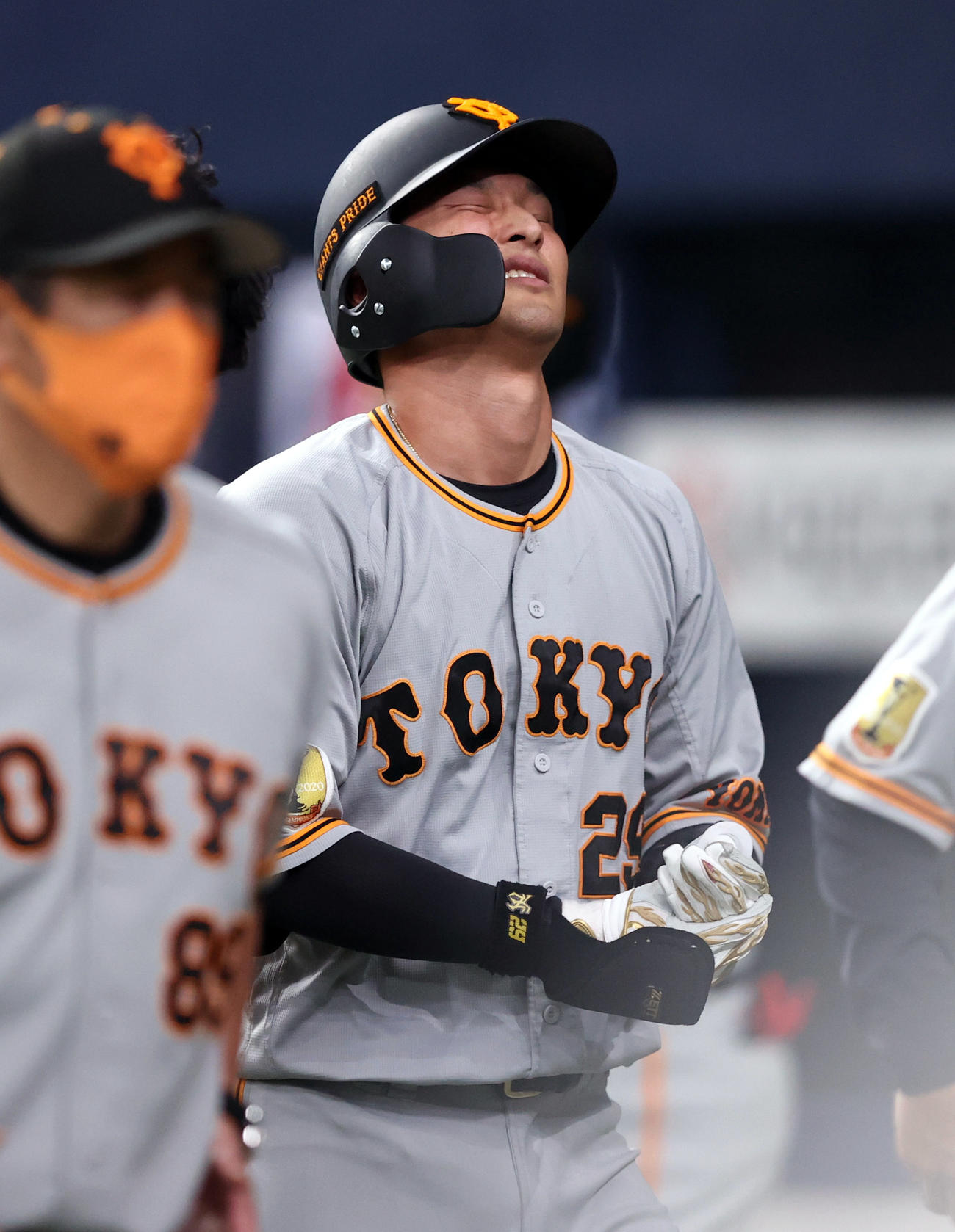 オリックス対巨人　1回表巨人2死、死球を受け、負傷退場する吉川（撮影・狩俣裕三）