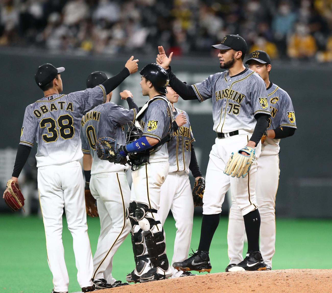 日本ハム対阪神　試合後、タッチする阪神ナイン（撮影・黒川智章）