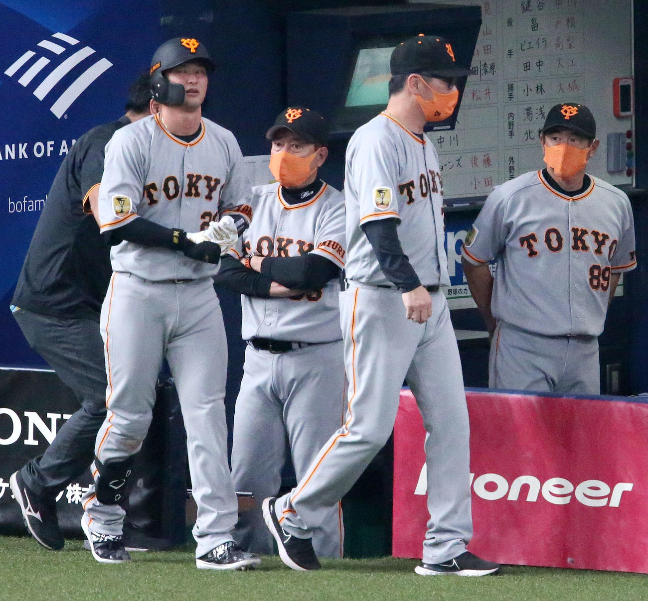 オリックス対巨人　1回表巨人2死、吉川（手前左）は死球を受け手当にベンチへ向かう（撮影・上山淳一）
