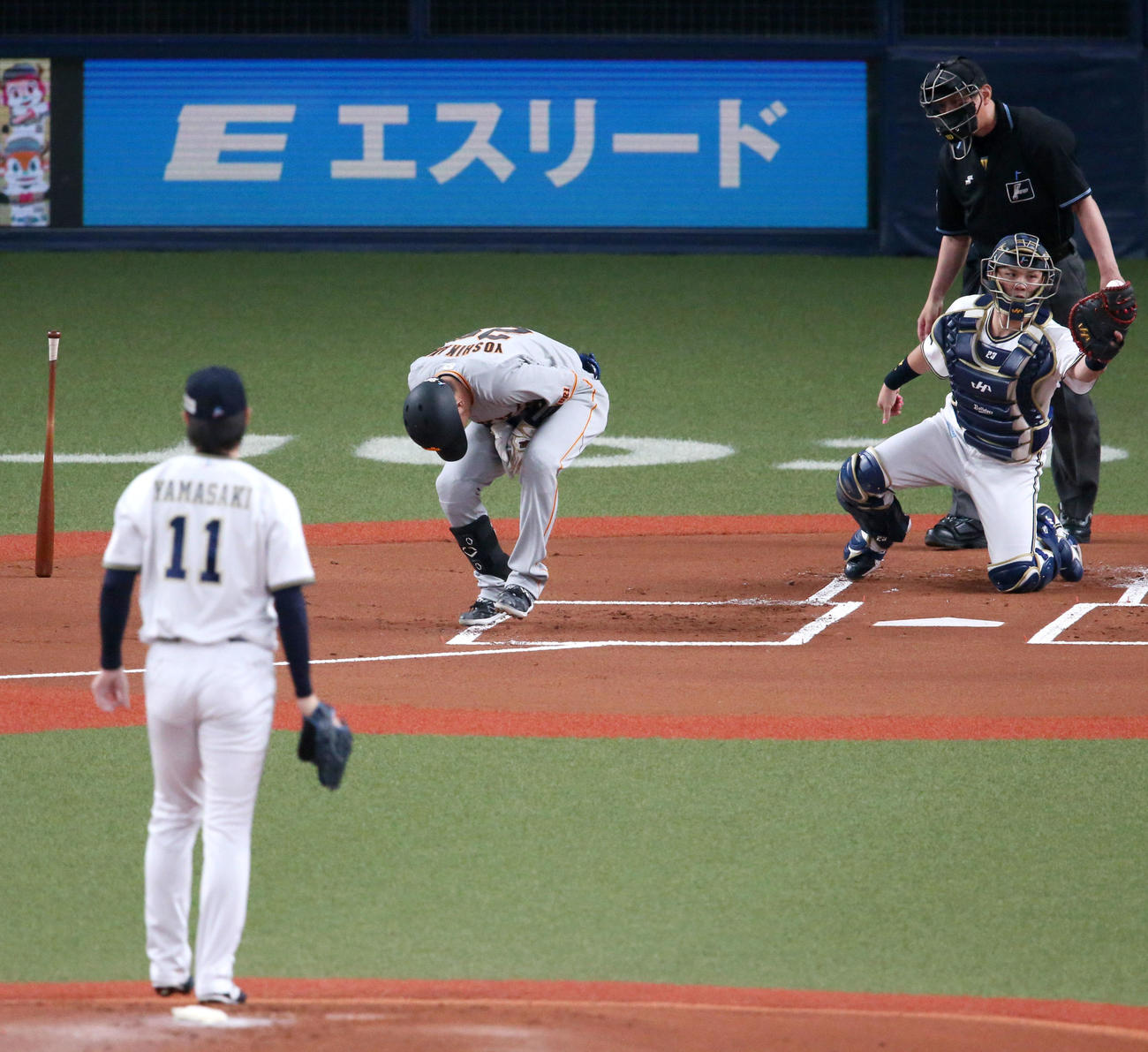 オリックス対巨人　1回表巨人2死、吉川は死球をうけ痛がる（撮影・上山淳一）