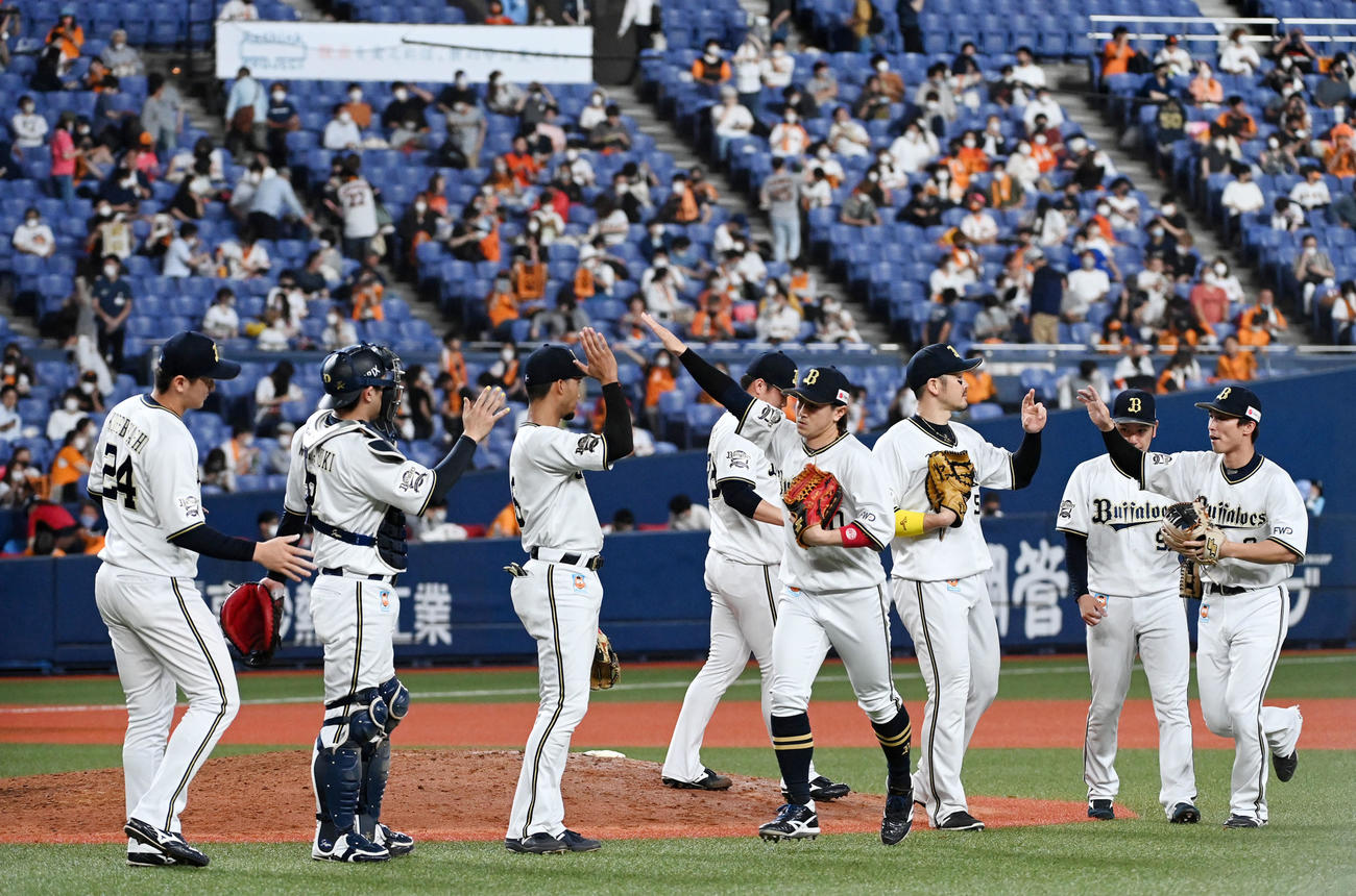 オリックス対巨人　巨人に連勝、喜ぶオリックスナイン（撮影・前岡正明）