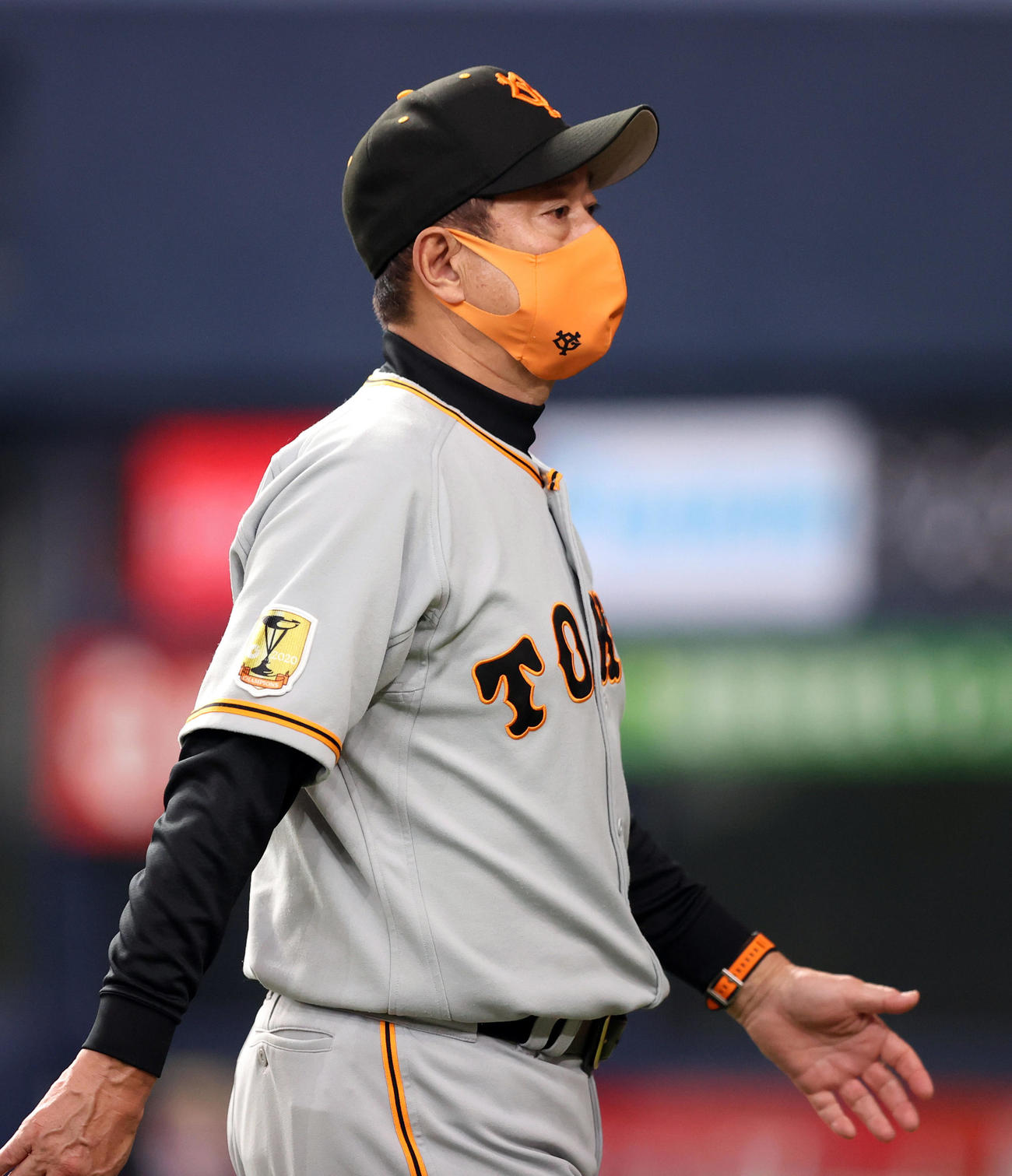 オリックス対巨人　7回表を終え、選手の交代を告げベンチヘ戻る原監督（撮影・狩俣裕三）