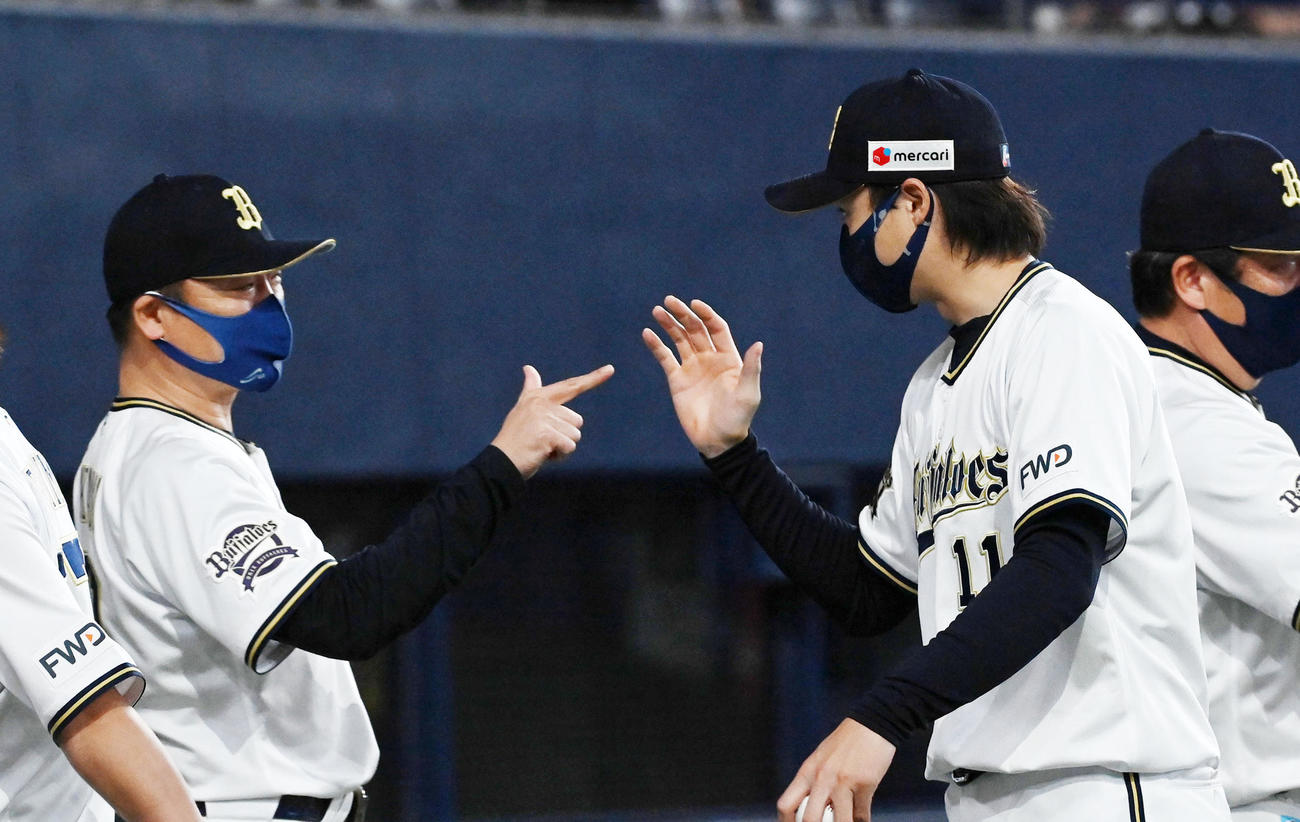 オリックス対巨人　中嶋監督（左）の祝福を受ける山崎福（撮影・前岡正明）