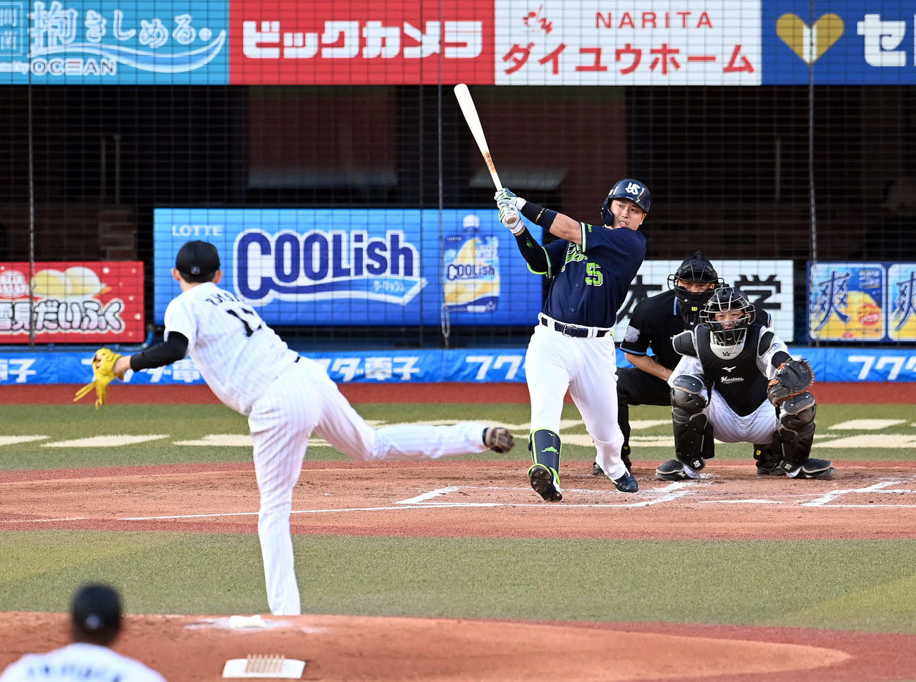 ロッテ対ヤクルト　2回表ヤクルト無死、佐々木朗から右越えに18号ソロ本塁打を放つ村上（撮影・たえ見朱実）
