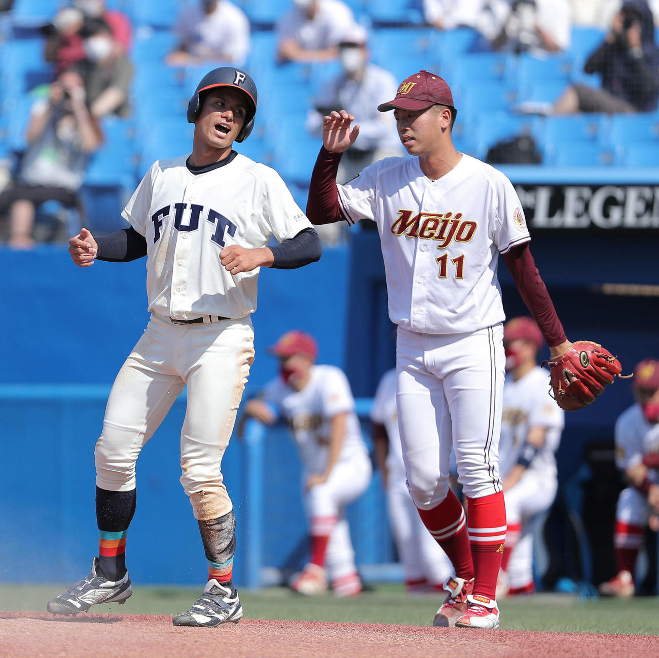 福井工大対名城大　1回表福井工大1死一、二塁、尾堂に先制適時打を浴びる名城大松本（右）。左は生還する木村（撮影・河田真司）