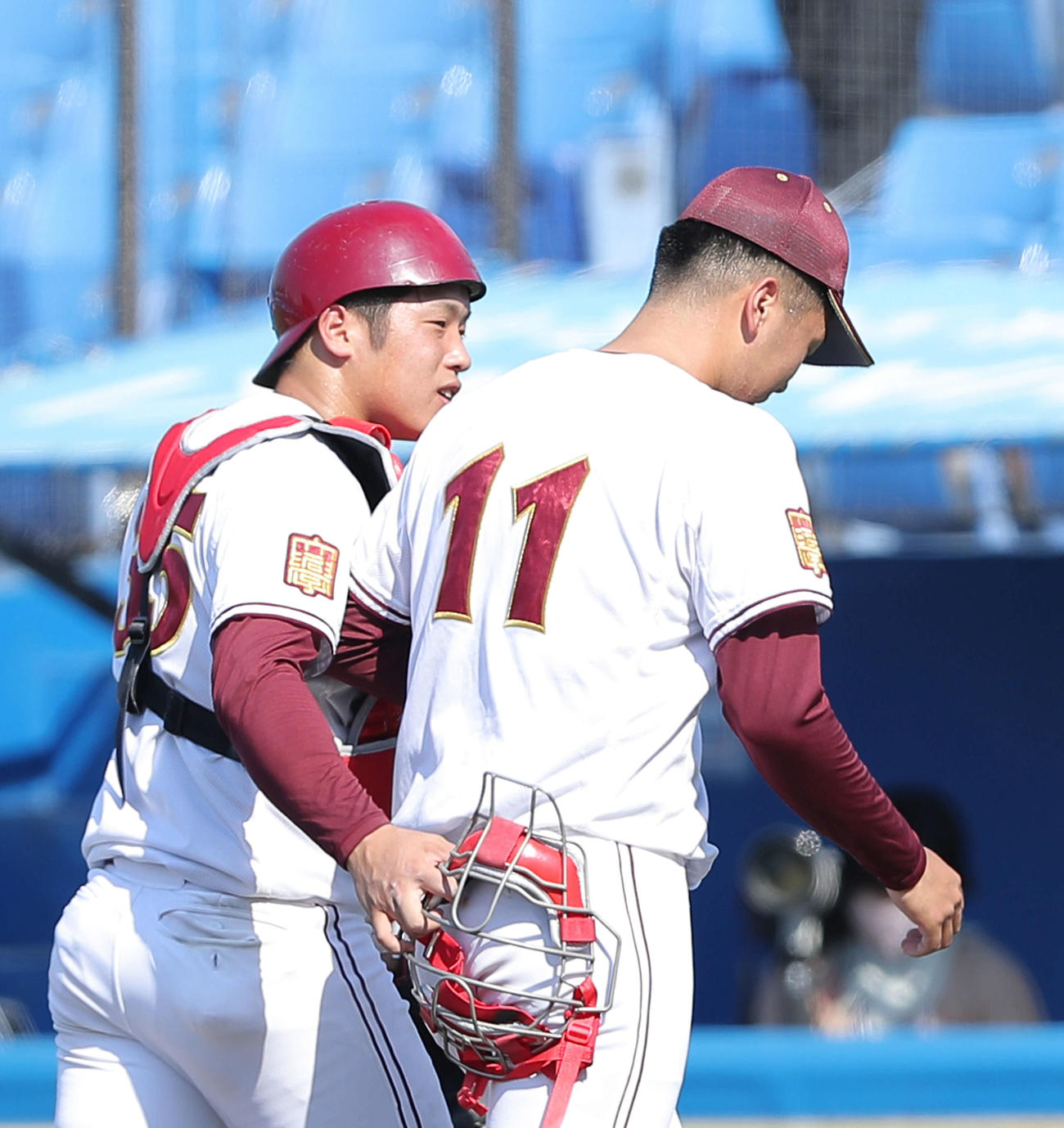 福井工大対名城大　2回表を抑え、野口（左）とベンチに戻る名城大松本（撮影・河田真司）