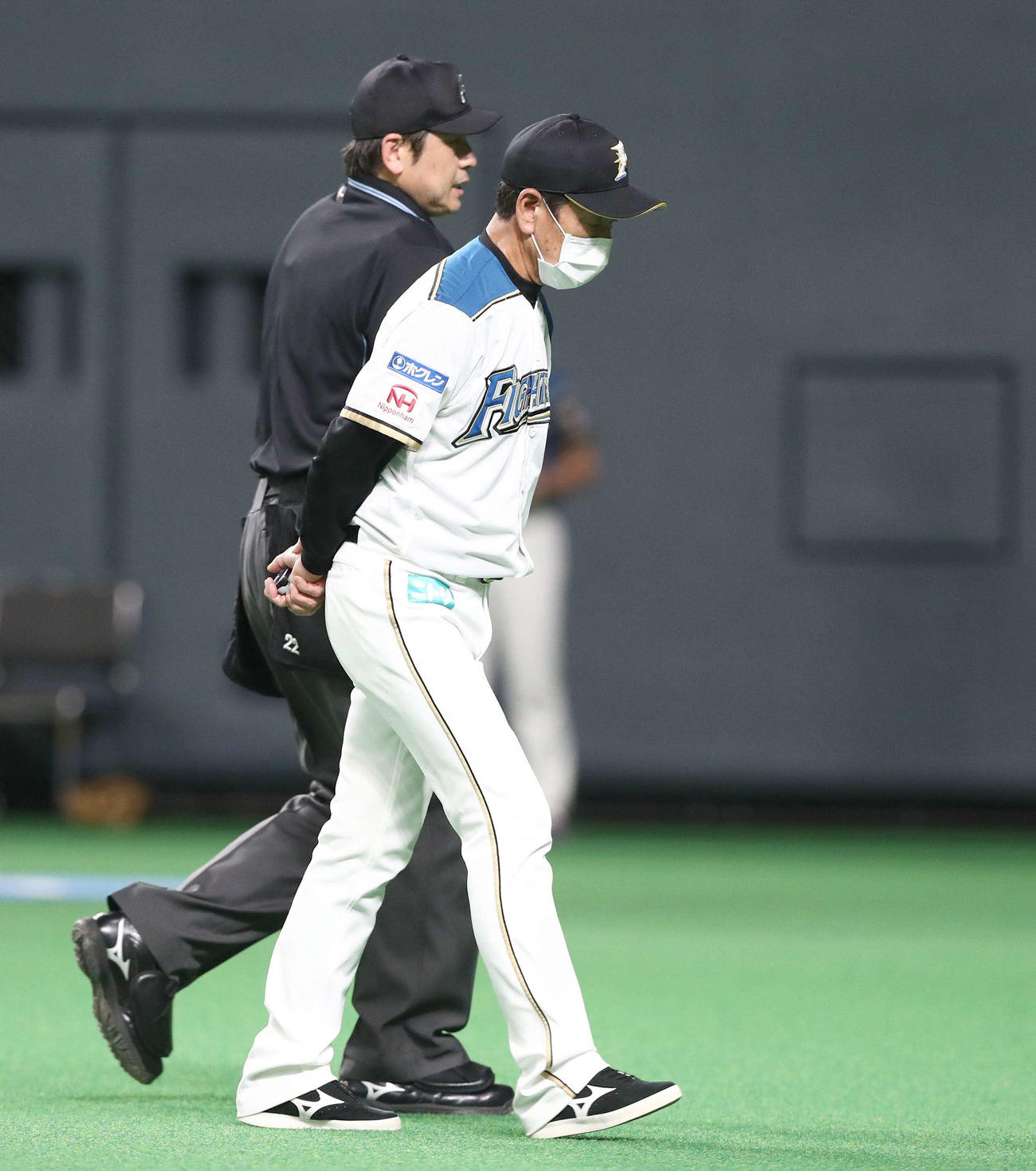 日本ハム対阪神　投手交代を告げる栗山監督（撮影・黒川智章）