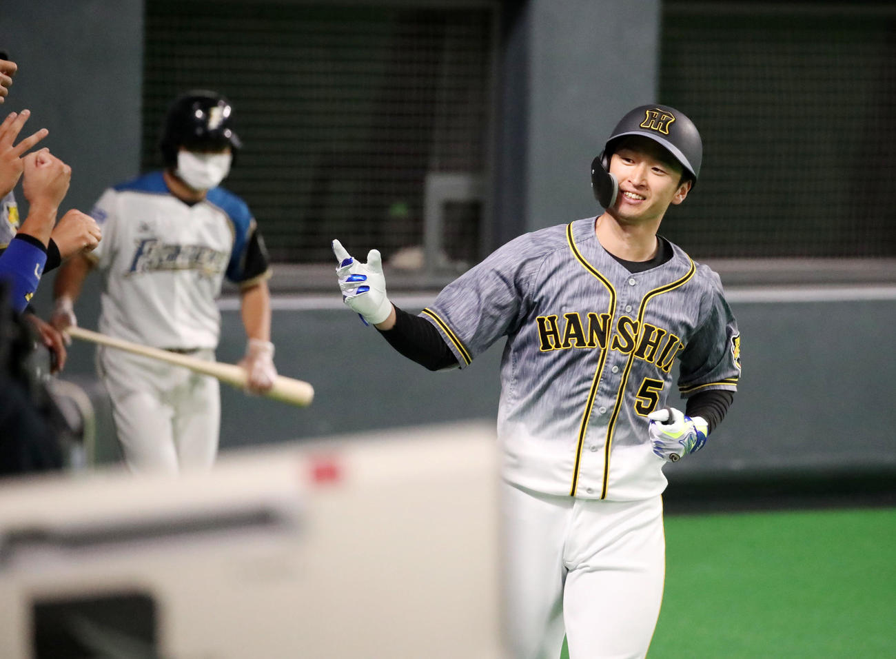 日本ハム対阪神　7回表阪神2死、近本は右越え本塁打を放ちエアタッチ（撮影・加藤哉）