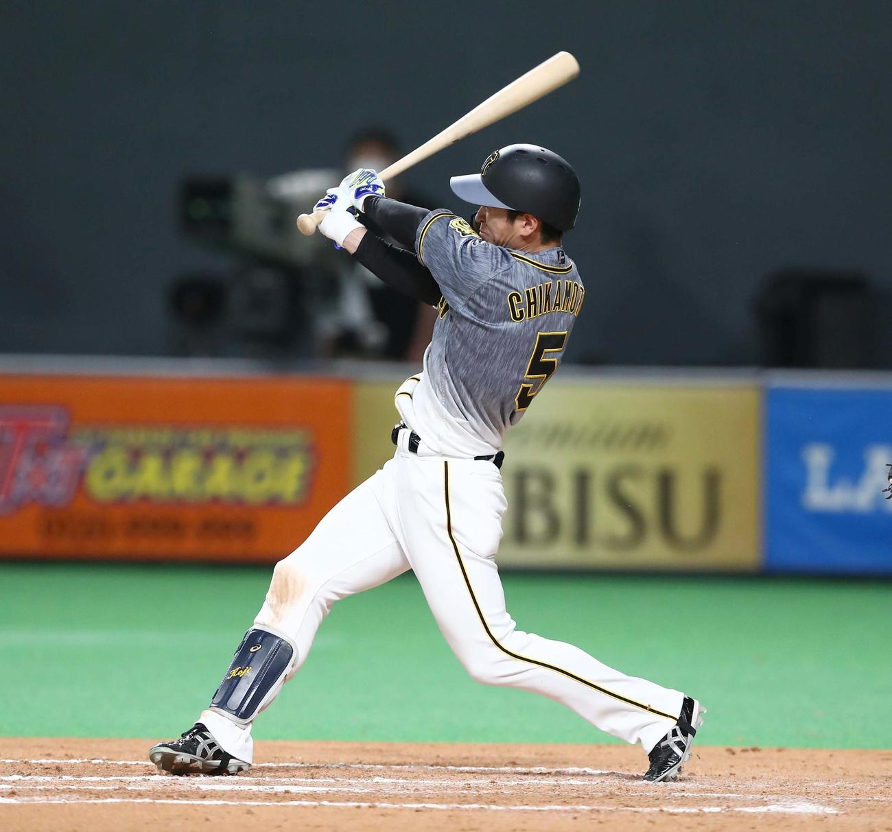 日本ハム対阪神　7回表阪神2死、右越え本塁打を放つ近本（撮影・黒川智章）