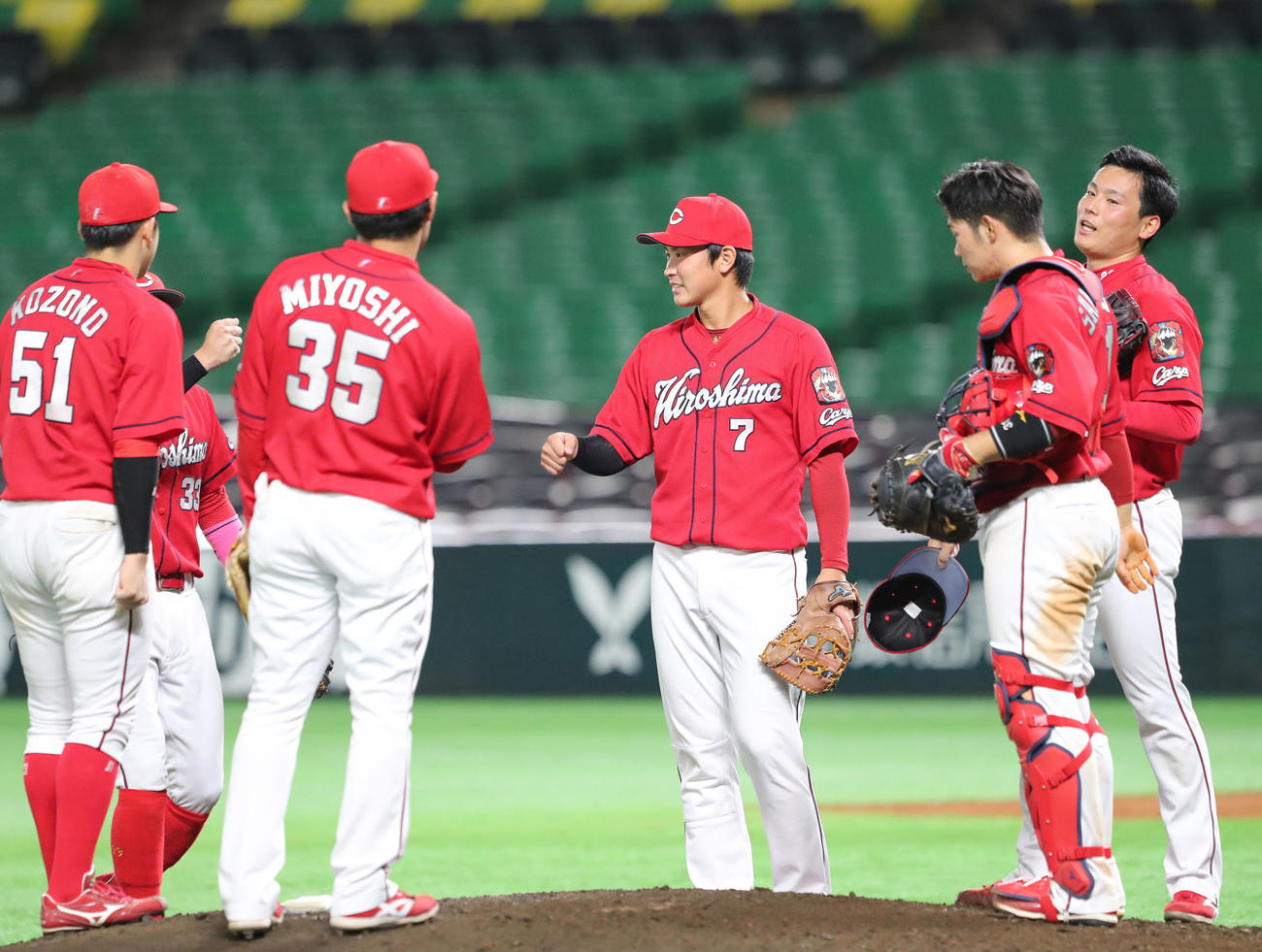 ソフトバンク対広島　9回に登板した栗林良吏は見事に抑えてほっとした表情（撮影・梅根麻紀）