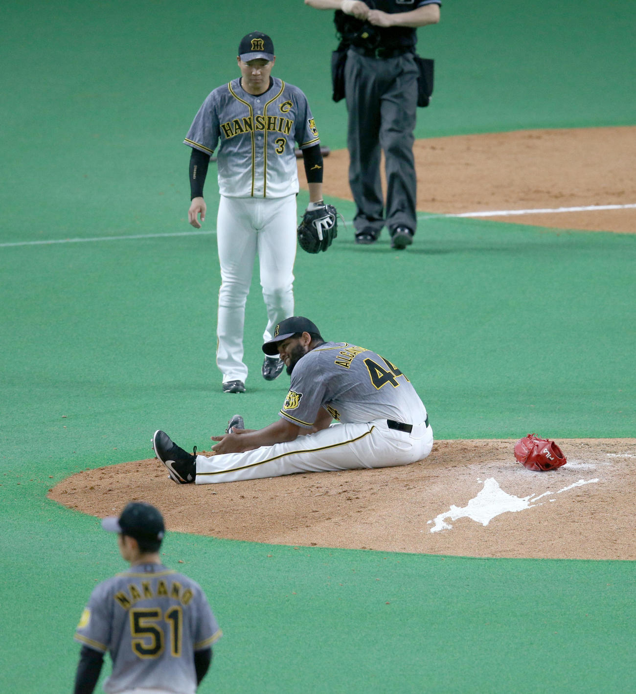 日本ハム対阪神　7回裏日本ハム無死、近藤の打球が足に当たる阪神アルカンタラ（中央）（撮影・佐藤翔太）