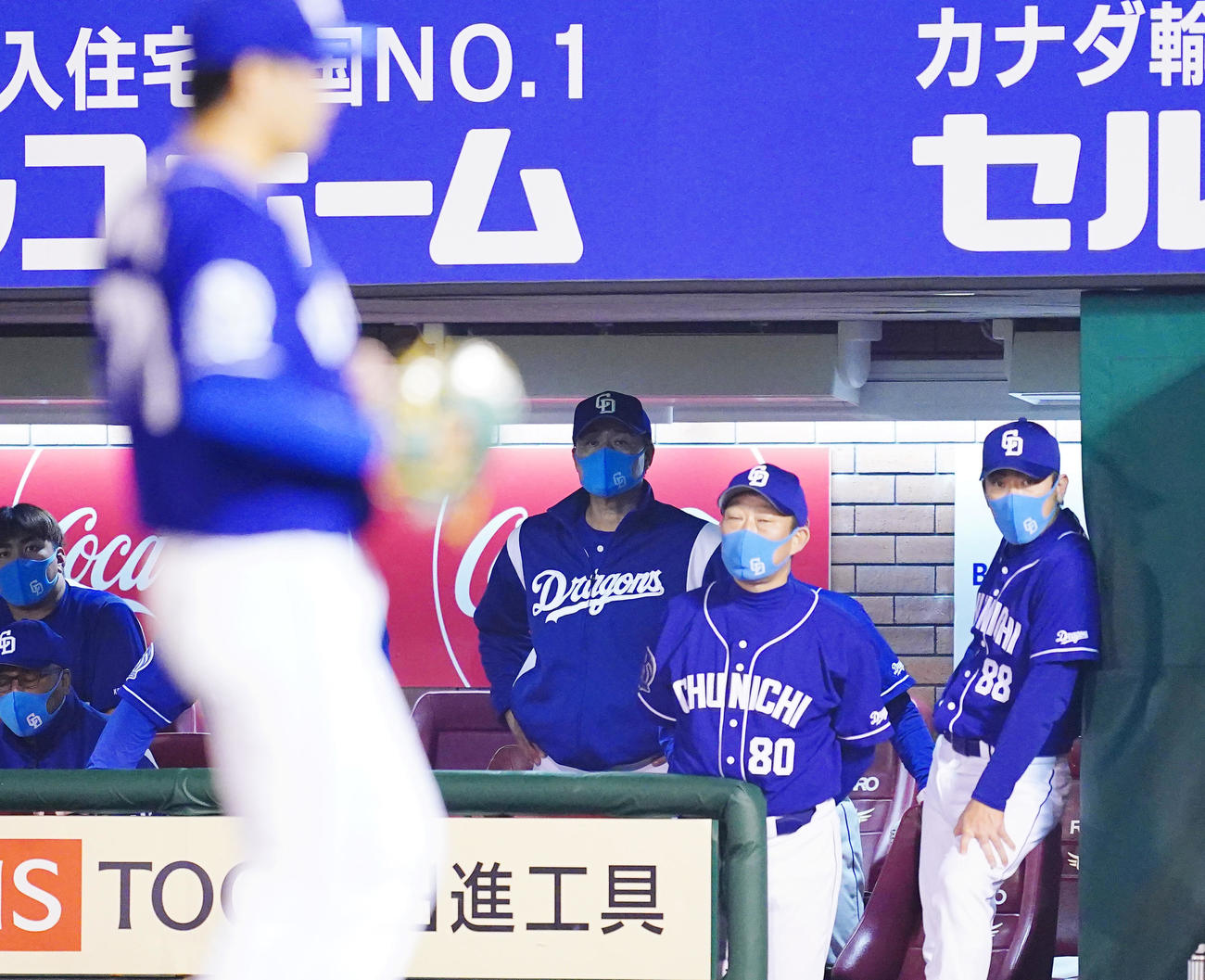 楽天対中日　8回、暴投し追加点を許した近藤（手前）をぼうぜんと見つめる与田監督（右から3人目）（撮影・菅敏）