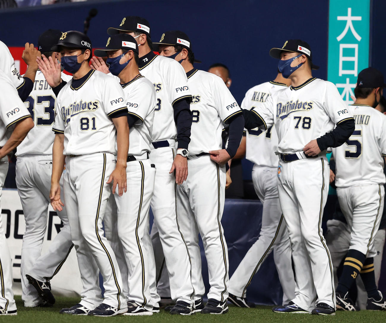 オリックス対巨人　試合後、選手を迎える中嶋監督（右端）（撮影・狩俣裕三）