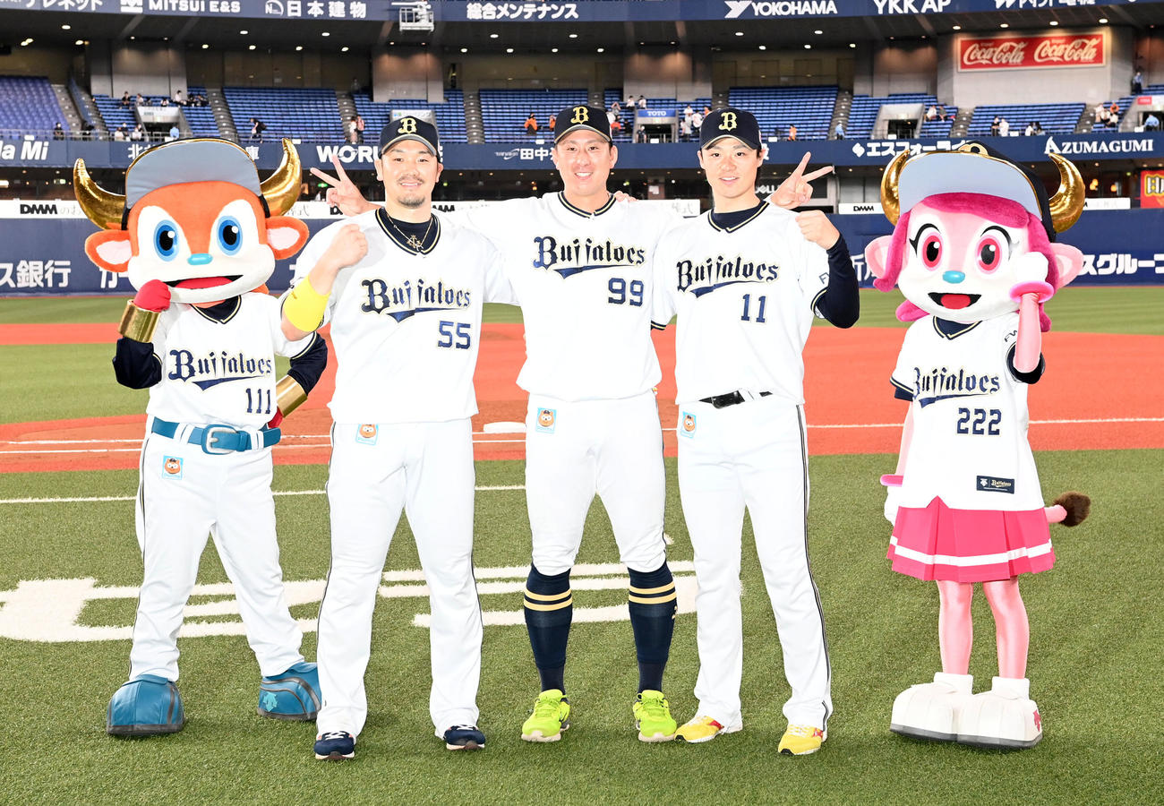 オリックス対巨人　勝率5割に復帰、笑顔を見せるヒーローの（左から）T－岡田、杉本、山崎福（撮影・前岡正明）
