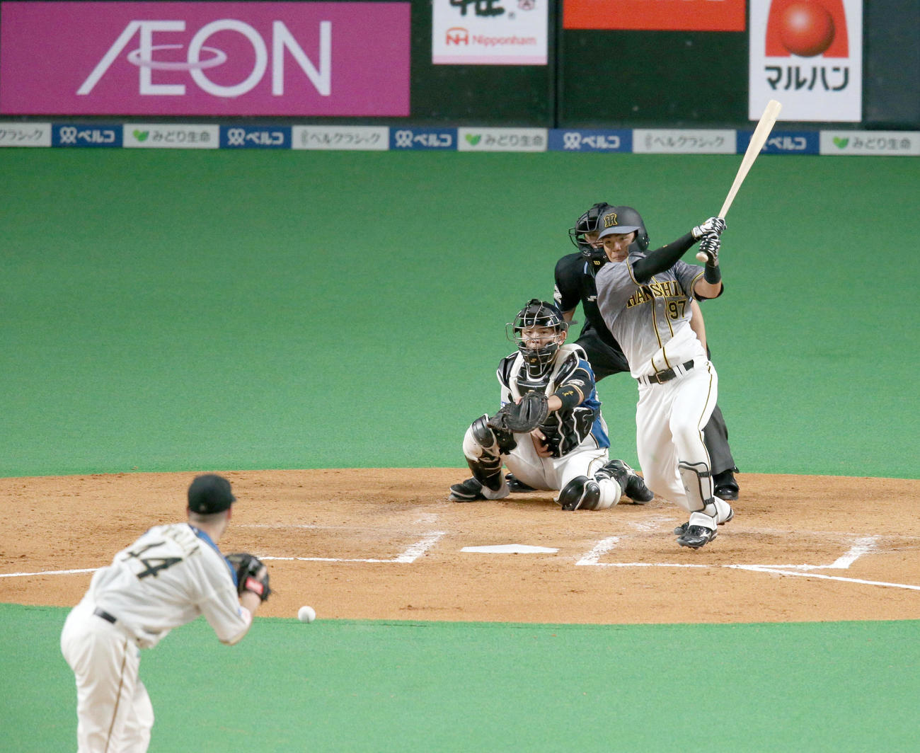 日本ハム対阪神　5回表阪神無死、小野寺はプロ初安打となる中前打を放つ。投手は日本ハム・アーリン（撮影・佐藤翔太）