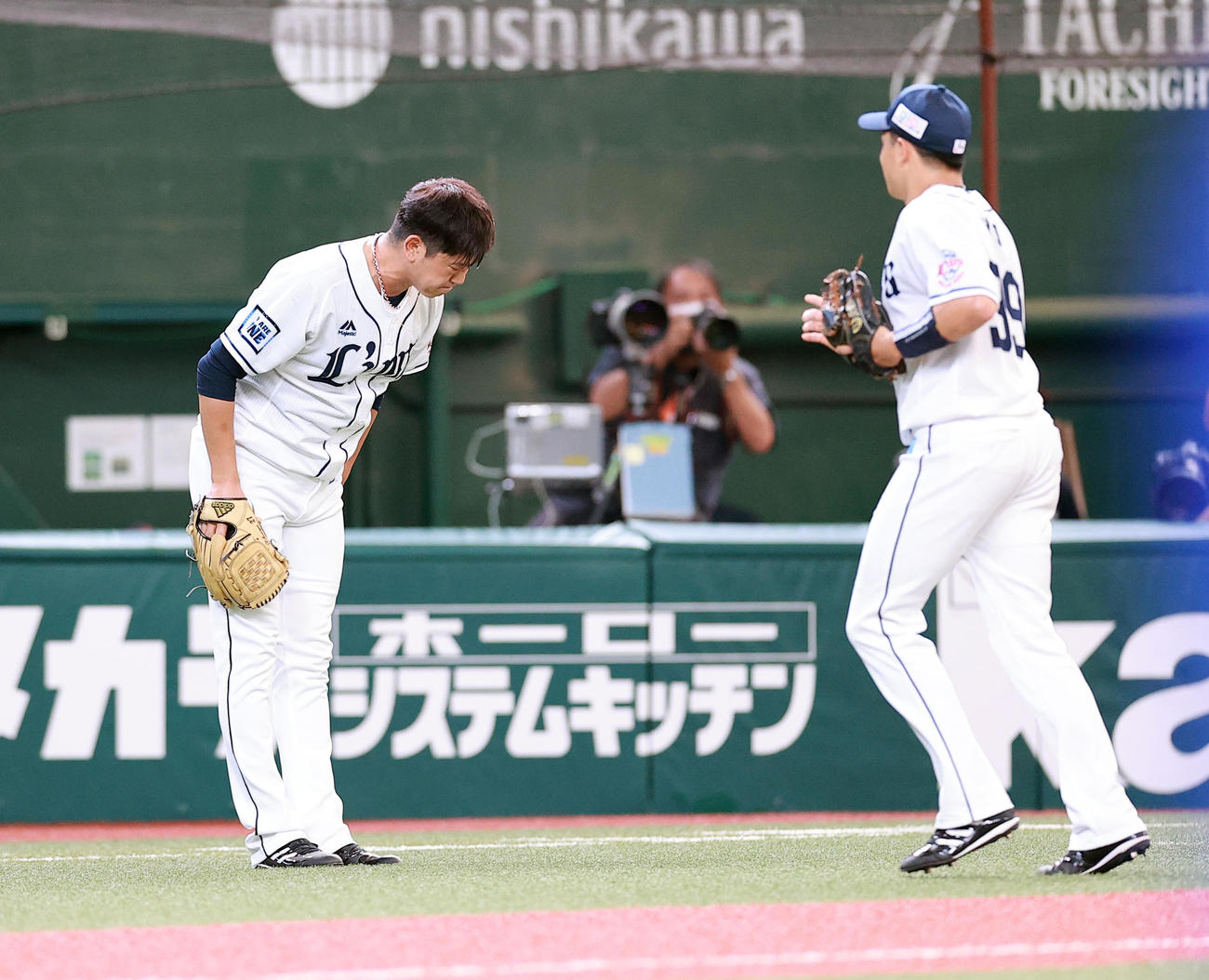 西武対DeNA 1回表DeNA2死一、二塁、牧の打球を金子が好捕し、一礼する内海（撮影・浅見桂子）
