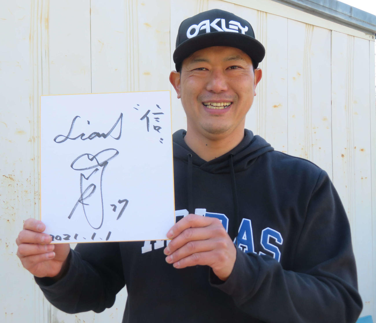 今季の一文字に「信」としるした西武内海（撮影・久保賢吾）