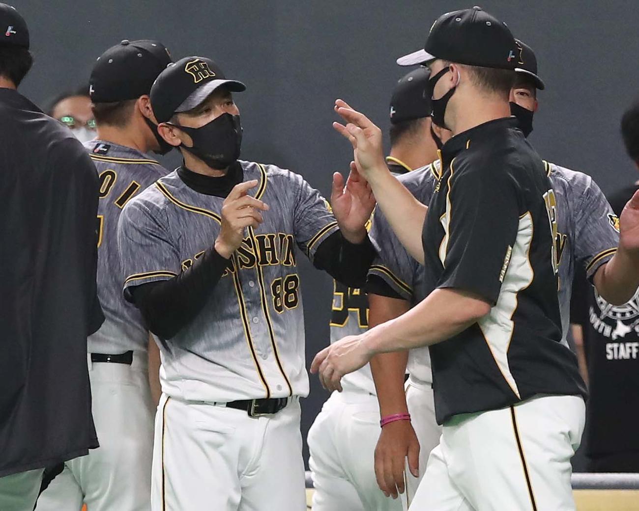 日本ハム対阪神　試合後、ナインを出迎える矢野監督（撮影・黒川智章）