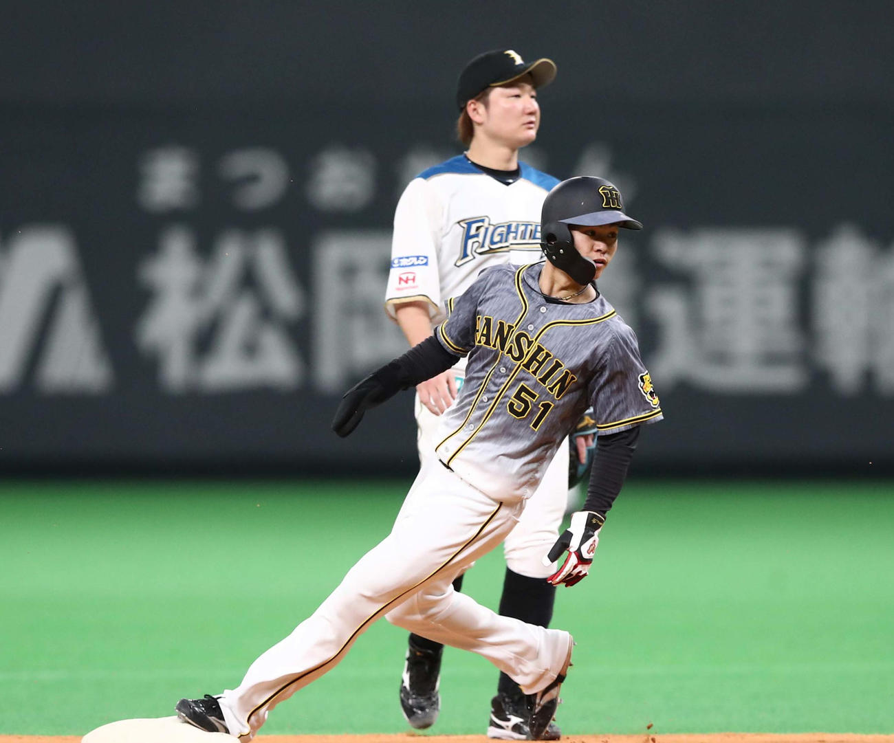 日本ハム対阪神　7回表阪神2死一塁、盗塁を決める中野（撮影・黒川智章）
