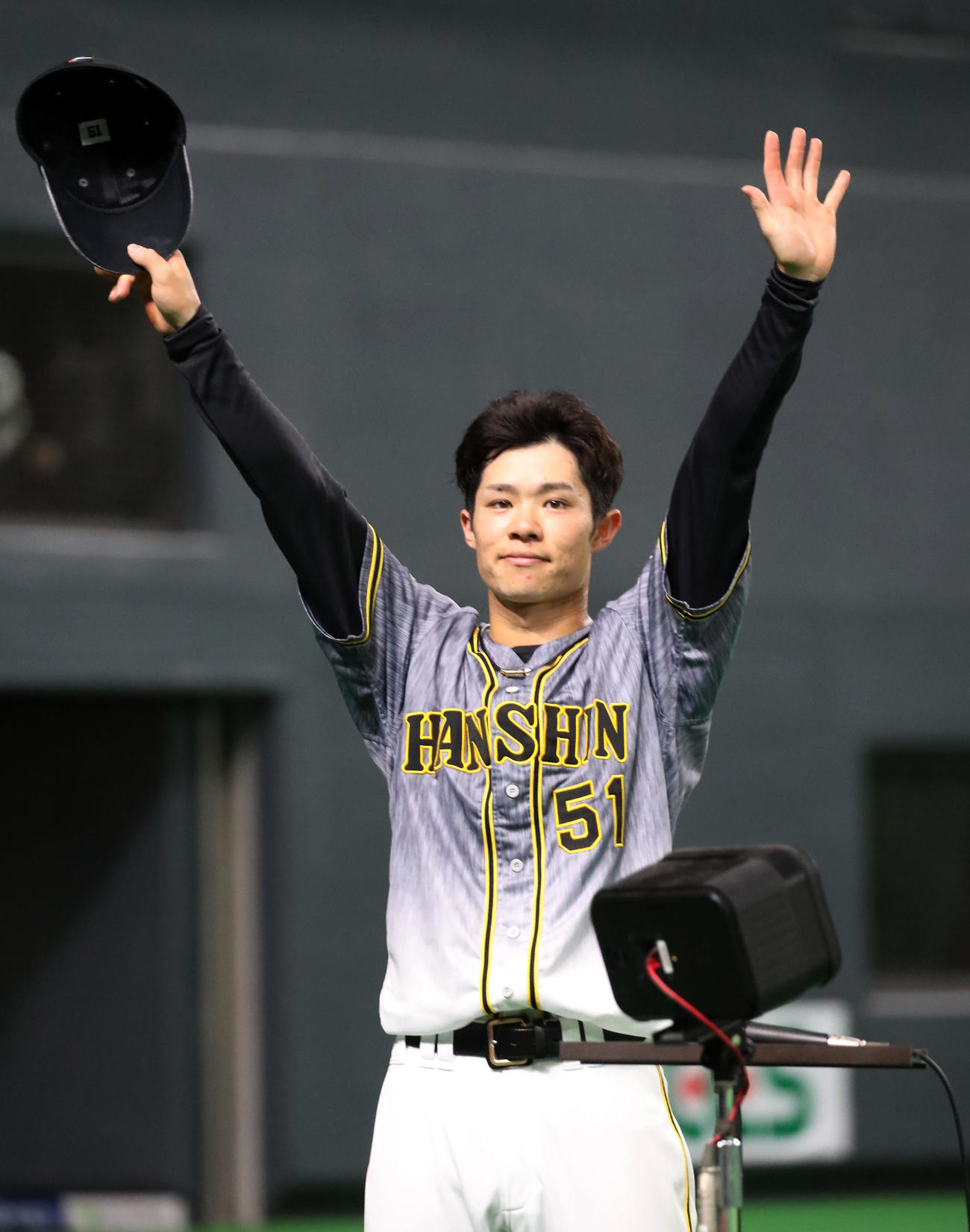 日本ハム対阪神　ヒーローインタビューを終えファンに手を振る中野（撮影・加藤哉）