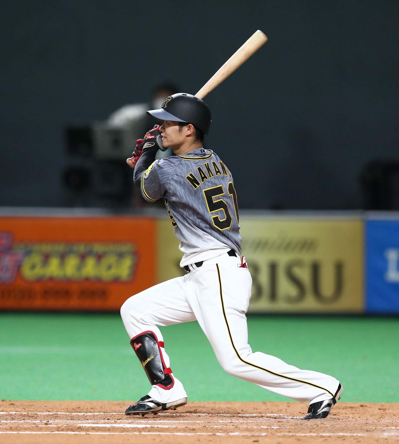日本ハム対阪神　5回表阪神2死一、二塁、右前適時打を放つ中野（撮影・黒川智章）