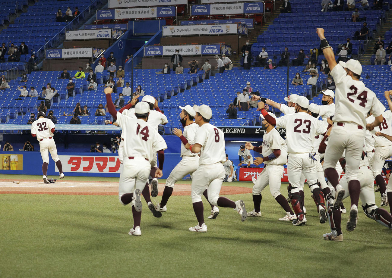 国学院大対福岡大　延長タイブレークで国学院大に勝利し、ベンチから飛び上がり歓喜する福岡大の選手たち（撮影・河田真司）