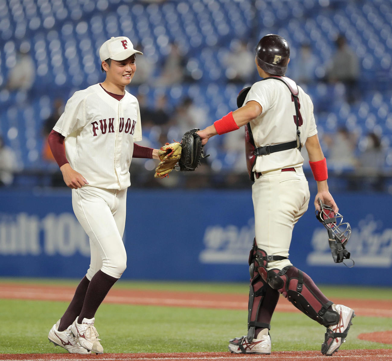 国学院大対福岡大　8回表を抑え、笑顔で田中（右）とグラブタッチする福岡大・村上（撮影・河田真司）