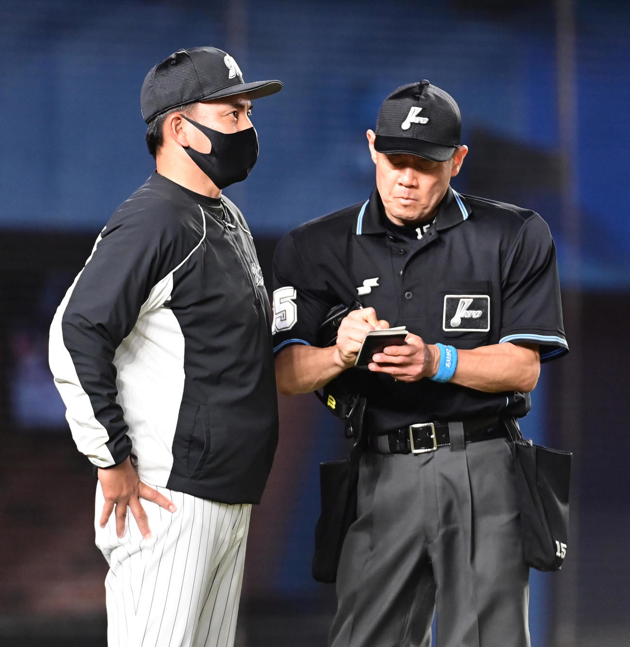 ロッテ対ヤクルト　木内球審（右）に選手交代を告げるロッテ井口監督（撮影・小沢裕）