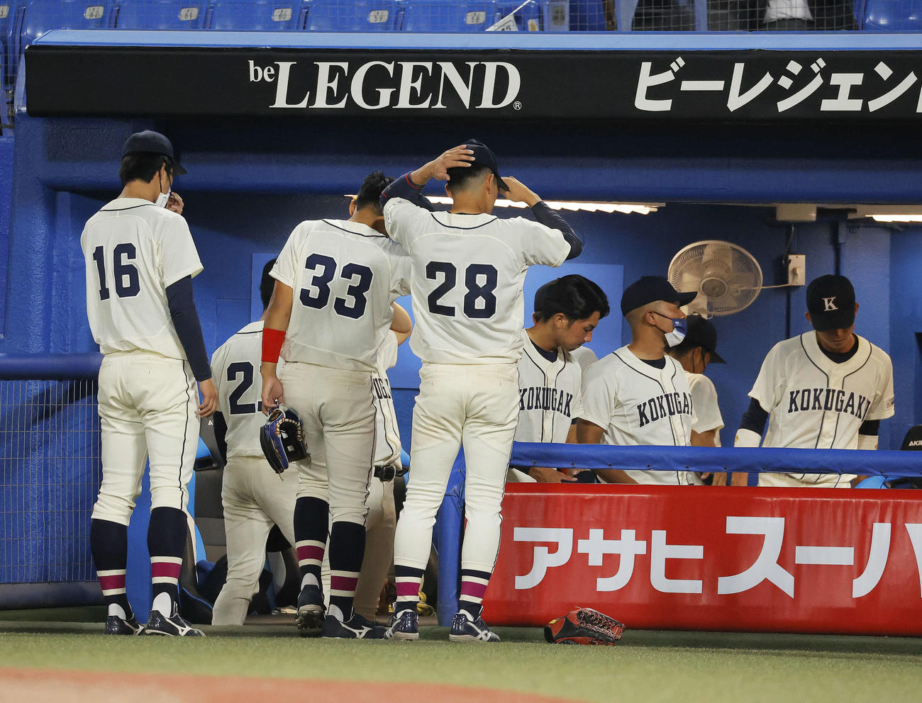 国学院大対福岡大　延長タイブレークで福岡大に敗れ、ベンチに戻る国学院大の選手たち（撮影・河田真司）
