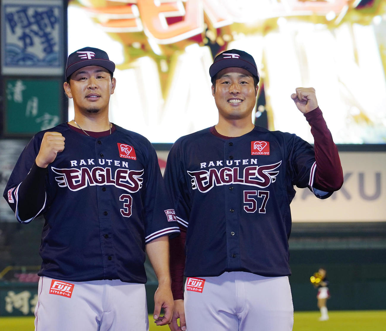 中日に勝利し、浅村（左）と笑顔でポーズをとる滝中（撮影・菅敏）