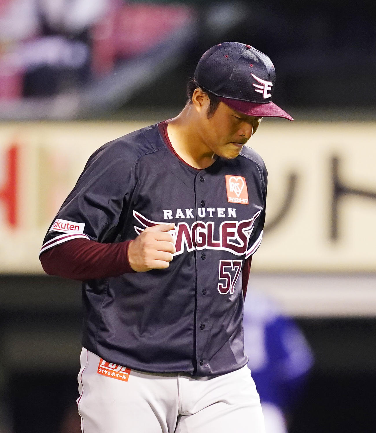 楽天対中日　4回表中日2死一、三塁、阿部を三ゴロに仕留め、ガッツポーズを見せる滝中（撮影・菅敏）