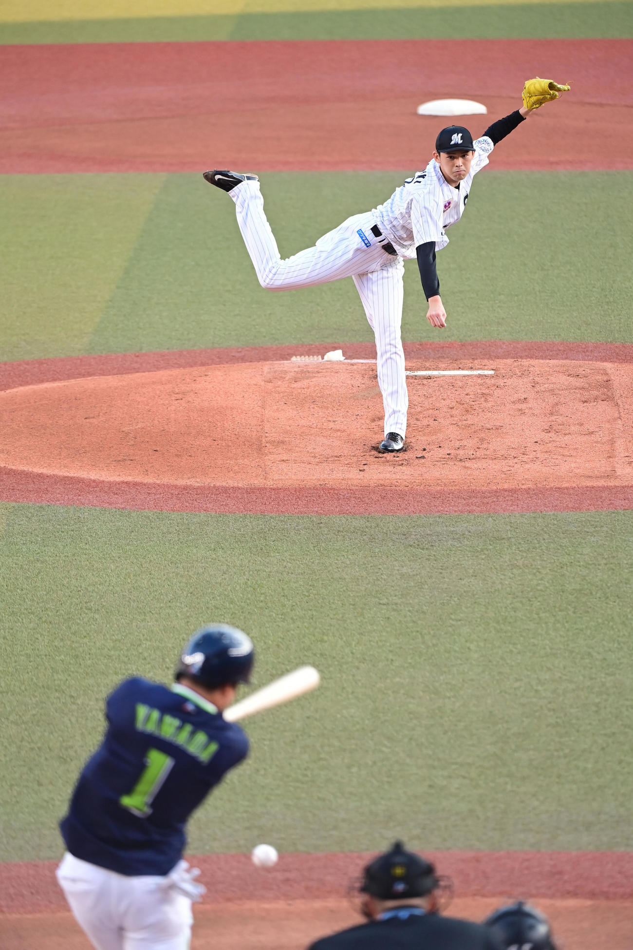 1回表ヤクルト2死、ロッテ佐々木朗希は山田を遊ゴロに仕留める（撮影・小沢裕）