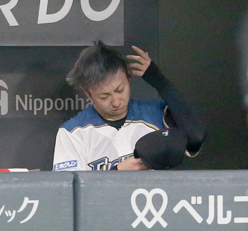 日本ハム対DeNA 5回途中で降板しベンチで汗を拭う日本ハム金子（撮影・佐藤翔太）