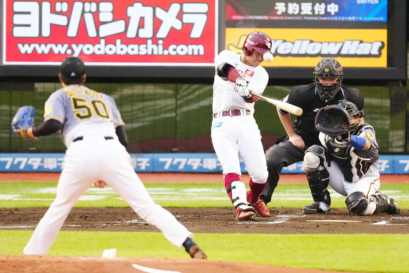 楽天対阪神　2回裏楽天無死、右翼へソロ本塁打を放つ茂木。投手青柳（撮影・江口和貴）