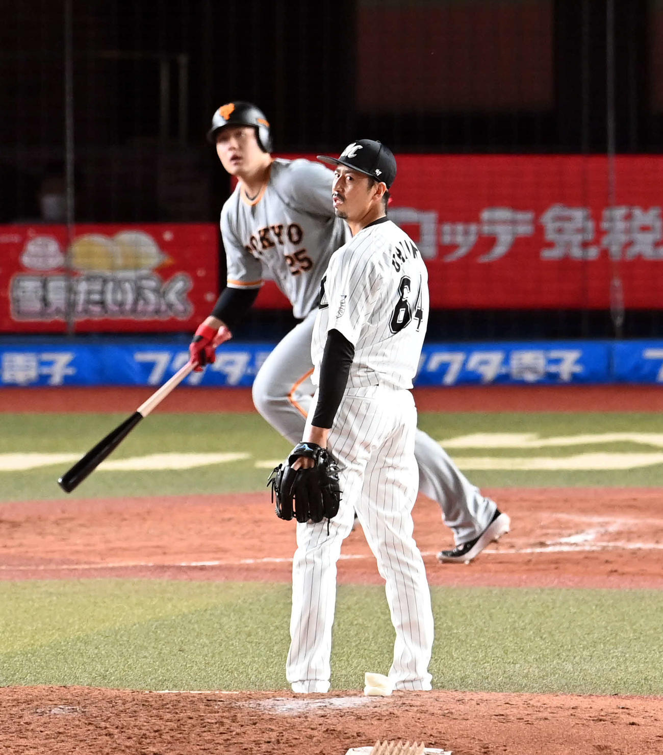 ロッテ対巨人　8回表巨人1死三塁、岡本和に17号2点本塁打を浴びる大嶺（撮影・たえ見朱実）