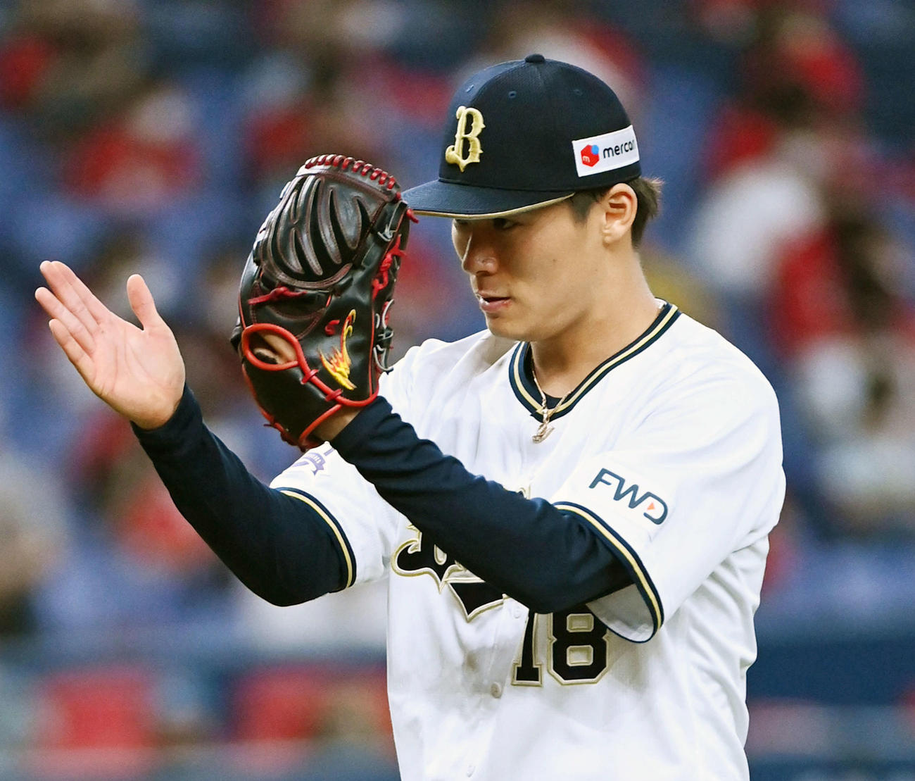 オリックス対広島　2回、グラブをたたいてベンチに戻るオリックス先発の山本（撮影・前岡正明）