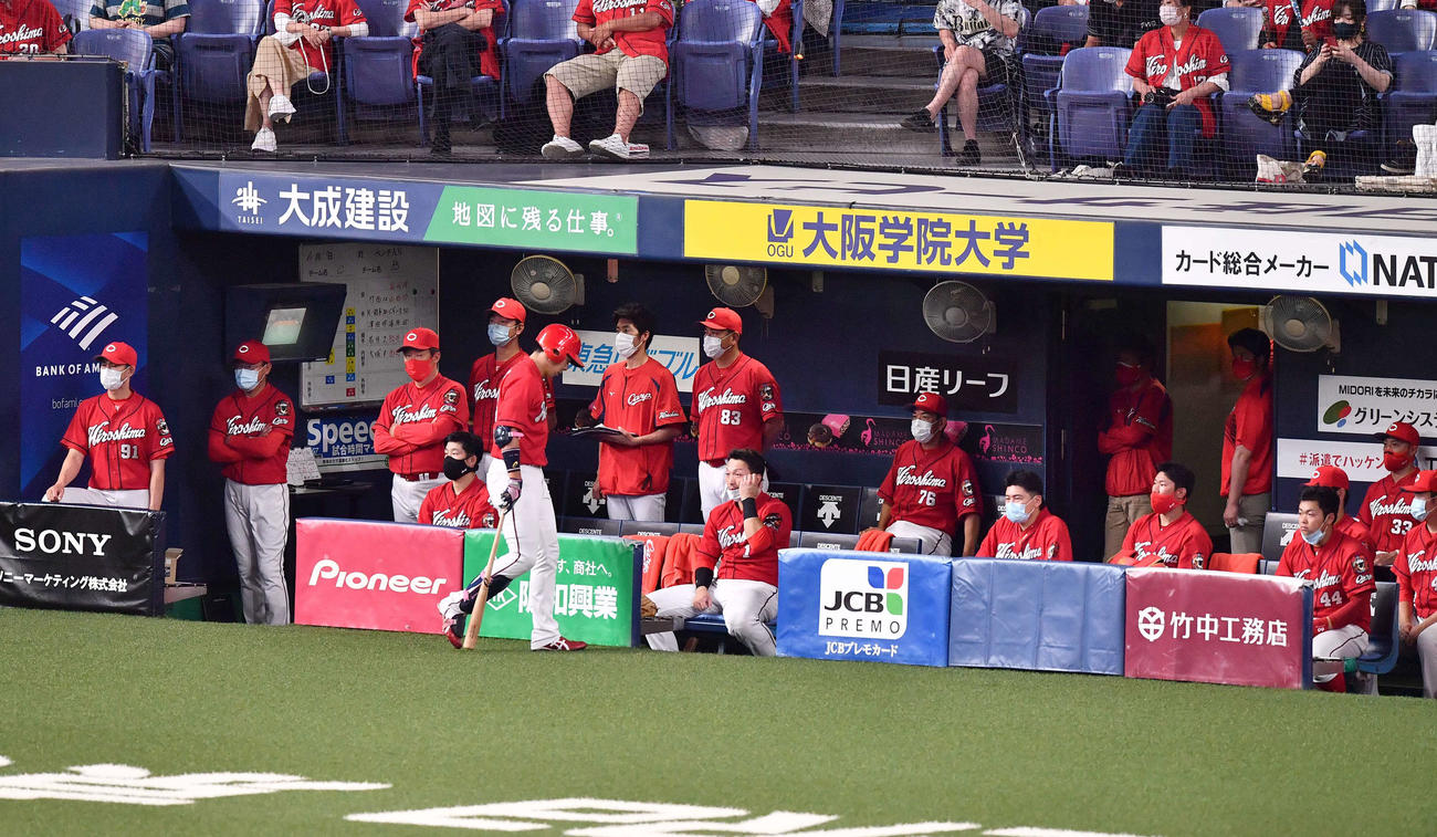 オリックス対広島　オリックス投手陣に抑え込まれ静まる広島ベンチ（撮影・上田博志）