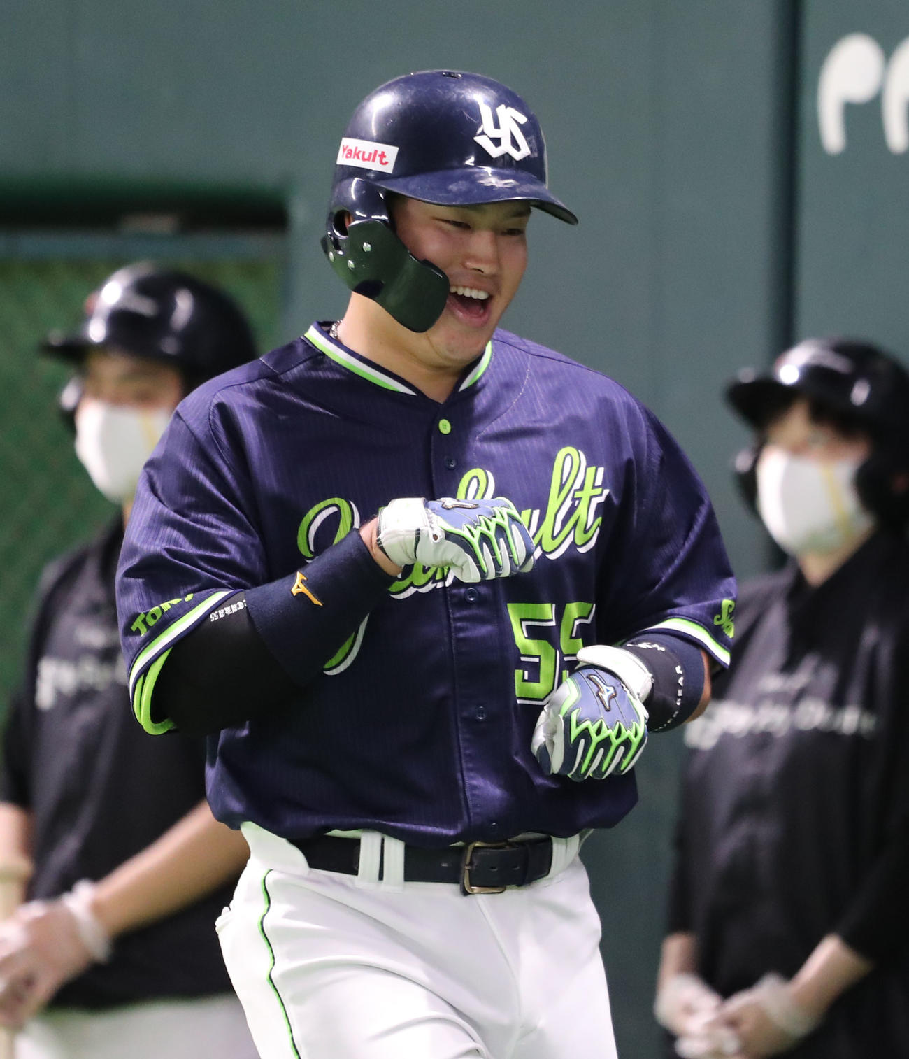 ソフトバンク対ヤクルト　2回表ヤクルト無死、村上宗隆は右越えに先制本塁打を放ち笑顔（撮影・梅根麻紀）